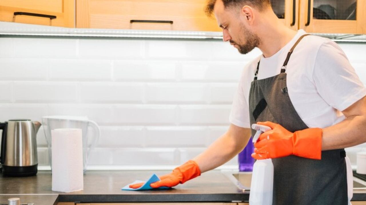 നാരങ്ങയും വിനാഗിരിയും ചേർത്ത് ഒരു മിശ്രിതം ഉണ്ടാക്കുക. ഇളം ചൂടുവെള്ളത്തിൽ ഇട്ട് ഈ വെള്ളം കൊണ്ട് നന്നായി കഴുകിയാൽ കറ മാറുകയും 
