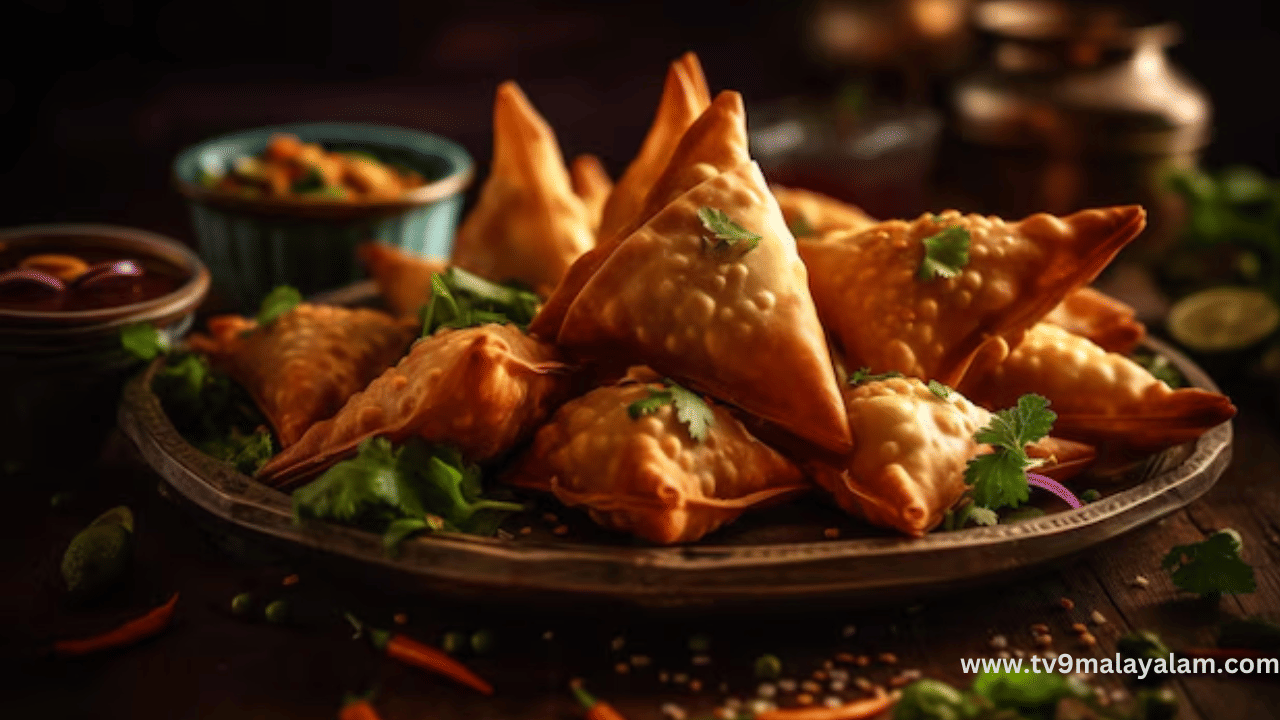 പൂരി, സമോസ എന്നിവ ഉണ്ടാക്കുമ്പോൾ അവ അധികം എണ്ണ കുടിക്കാതിരിക്കാൻ ഗോതമ്പുമാവും മൈദമാവും ഒരേ അളവിൽ ചേർക്കുക. നിങ്ങൾക്ക് എണ്ണ പാഴാവാതെ അവ തയ്യാറാക്കിയെടുക്കാൻ സാധിക്കും.