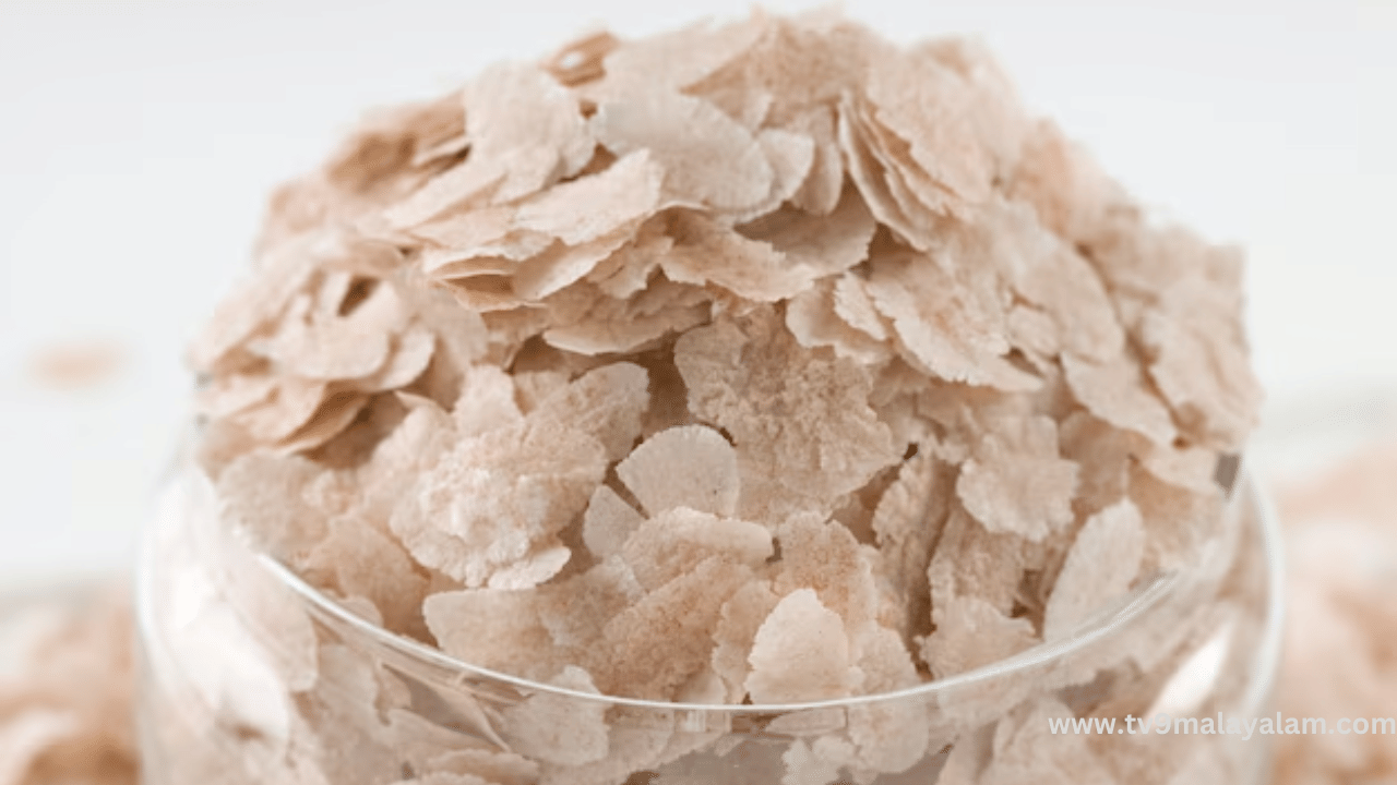 അവൽ നനയ്ക്കുമ്പോൾ കുറച്ച് ഇളം ചൂടുപാൽ കുടയുക. ശേഷം തിരുമ്മിയ തേങ്ങയും പഞ്ചസാരയും ചേർത്ത് ഇളക്കിയെടുത്താൽ അതിന് സ്വാദേറും.