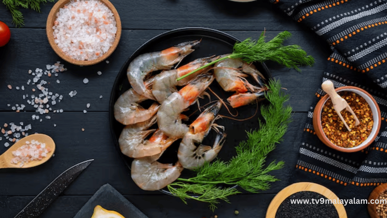 സീഫുഡുകൾ തയ്യാറാക്കുമ്പോൾ (മീൻ, ചെമ്മീൻ, കൊഞ്ച്) വിനാഗിരിയിലോ നാരങ്ങാനീരിലോ അൽപം വെളുത്തുള്ളി അരിഞ്ഞതും ചേർത്ത് കുറച്ചുസമയം വെച്ചതിനുശേഷം പാചകം ചെയ്താൽ സീഫുഡ് അലർജി ഒരു പരിധിവരെ ഒഴിവാക്കാൻ സാധിക്കും.