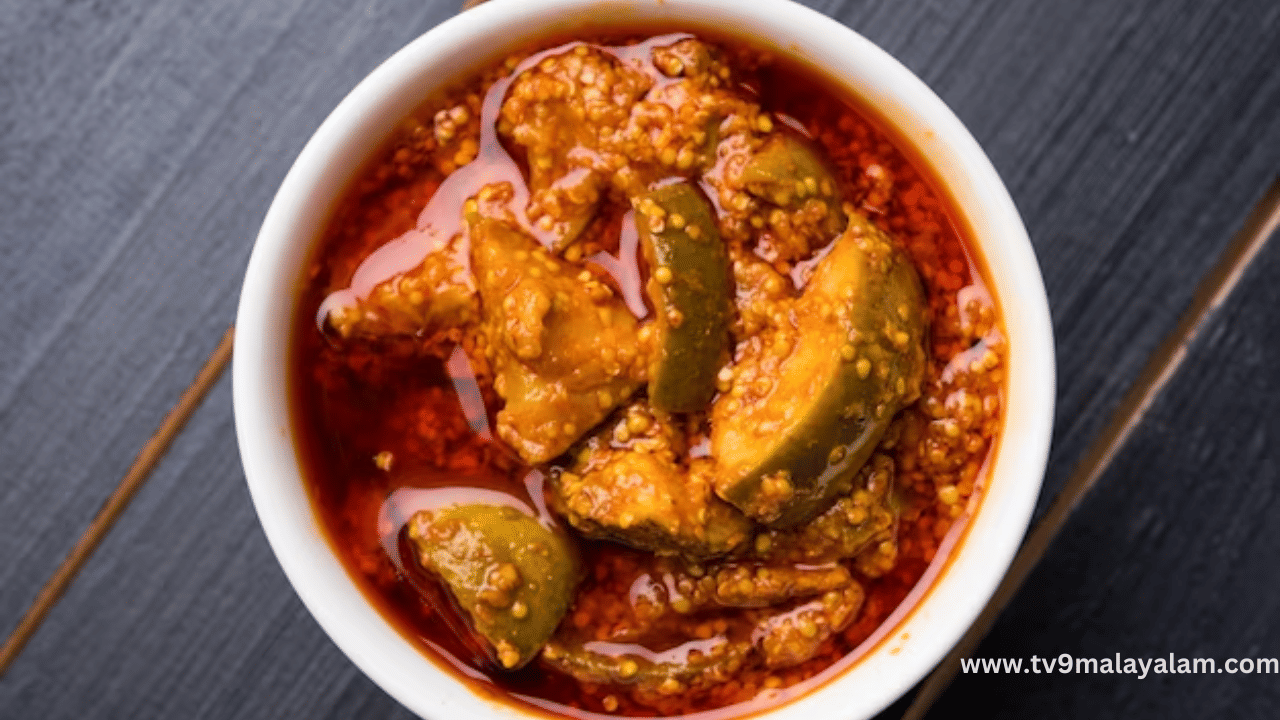 അച്ചാറിന്റെ അവസാനം വരുന്ന അരപ്പ് അൽപം ചൂട് വെള്ളത്തിൽ കലക്കിയെടുക്കുക. ചിരവിയ തേങ്ങ ഈ വെള്ളം ഒഴിച്ച് അരച്ചെടുത്താൽ രുചികരമായ ചമ്മന്തി തയ്യാറായികിട്ടും.