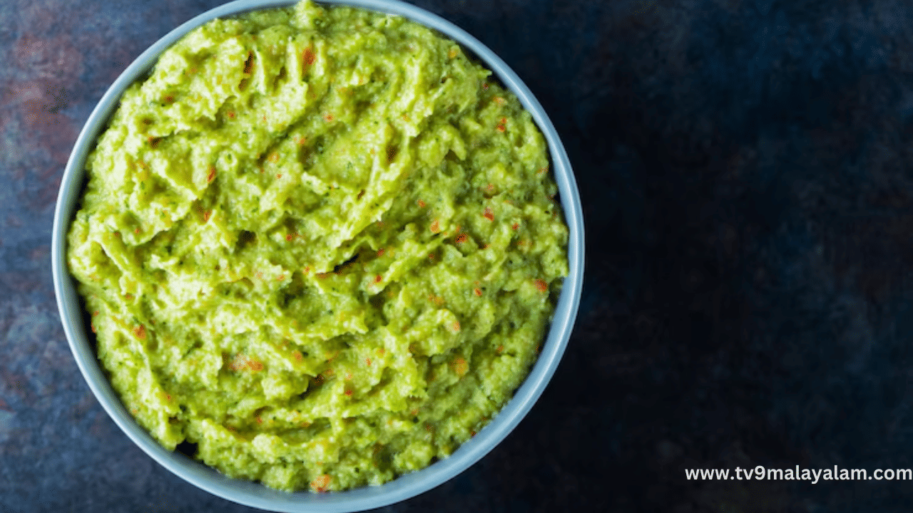 ഗ്രീൻ ചട്ണി തയ്യാറാക്കുമ്പോൾ തൈര് ചേർക്കുന്നതിന് പകരം നാരങ്ങാനീര് ചേർത്താൽ ഗ്രീൻചട്ണിക്ക് രുചിയേറും. ചട്ണിക്ക് നിറവ്യത്യാസം ഉണ്ടാവുകയുമില്ല. കൂടാതെ ഉരുളക്കിഴങ്ങിൽ കളപൊട്ടുന്നത് തടയാൻ ഉരുളക്കിഴങ്ങ് ഇട്ട് വയ്ക്കുന്ന പാത്രത്തിൽ ഒരു ആപ്പിൾ വച്ചാൽ മതി.