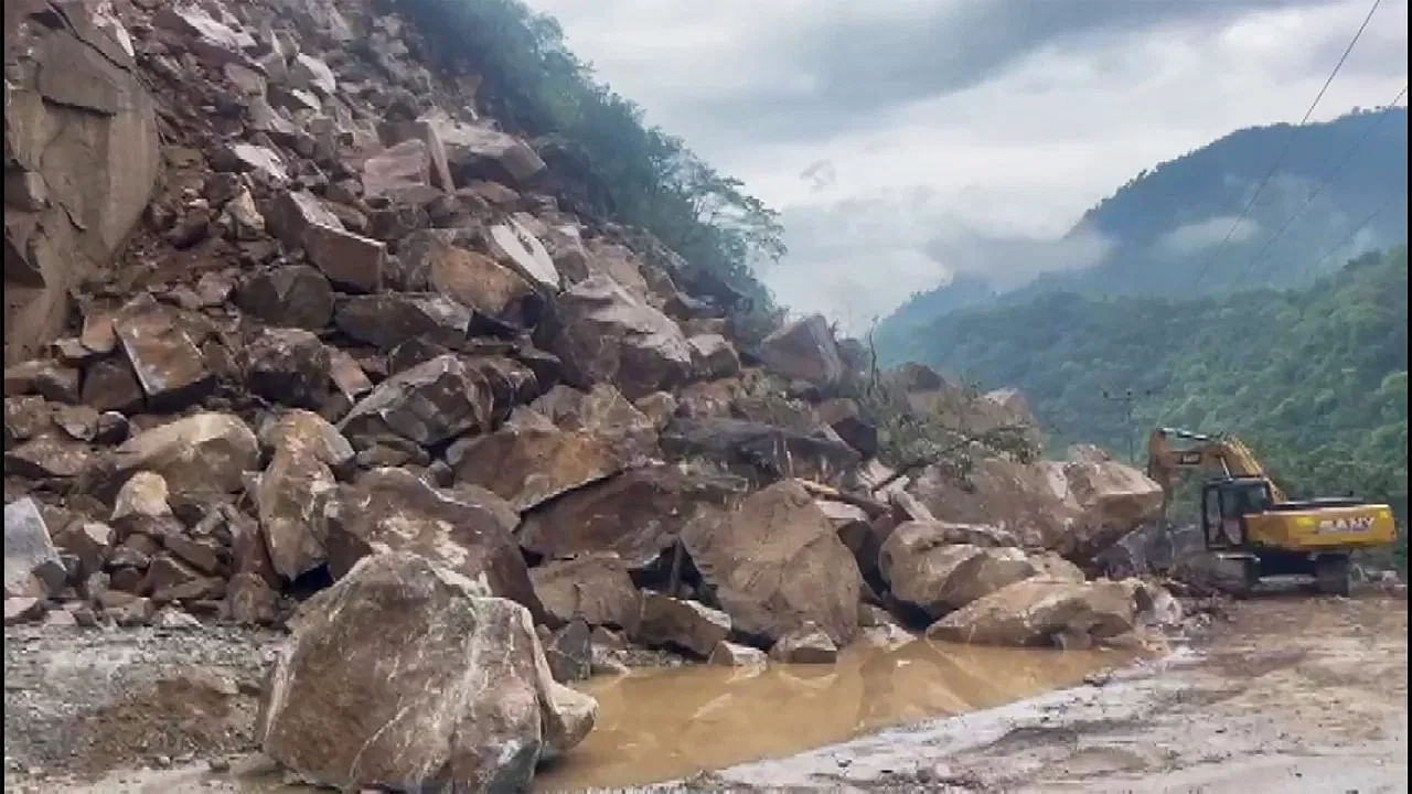 Landslide On Badrinath Highway: ബദരിനാഥ് ദേശീയ പാതയിൽ വൻ മണ്ണിടിച്ചിൽ; ​വഴിയിൽ കുടുങ്ങിയത് നൂറുകണക്കിനു യാത്രികർ