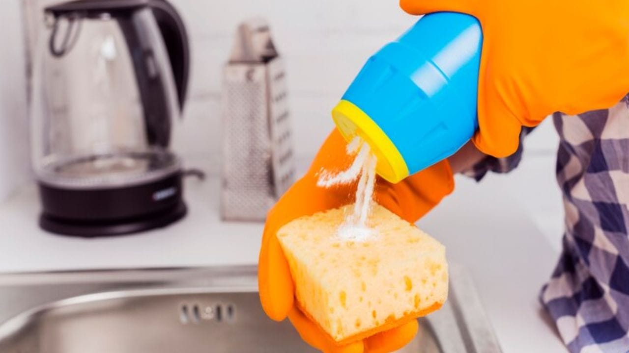 ലിക്വിഡ് ഡിഷ് വാഷ് ഉപയോഗിച്ച് ടൈലുകളിൽ നിന്നോ ഭിത്തികളിൽ നിന്നോ കറ നീക്കം ചെയ്യാം. ലിക്വിഡ് ഡിഷ് വാഷ് ചുവരിൽ സ്പ്രേ ചെയ്ത് ഒരു മണിക്കൂർ വിടുക. അതിനുശേഷം തുണിയിൽ ഡിഷ് വാഷ് ഇട്ട് തുടച്ചാൽ കറകളെല്ലാം മാറും.