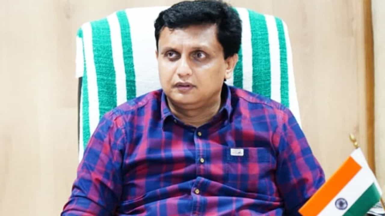 Kerala Assembly Session : എല്ലൊടിയാതെ യാത്ര ചെയ്യാനാകുമോ....സംസ്ഥാനത്തെ റോഡുകളുടെ അവസ്ഥ ചൂണ്ടിക്കാട്ടി പ്രതിപക്ഷം Kerala Assembly Session : എല്ലൊടിയാതെ യാത്ര ചെയ്യാനാകുമോ....സംസ്ഥാനത്തെ റോഡുകളുടെ അവസ്ഥ ചൂണ്ടിക്കാട്ടി പ്രതിപക്ഷം