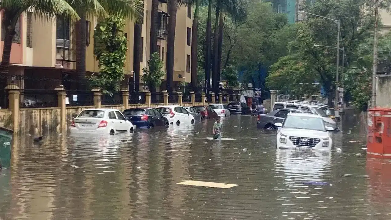 Mumbai heavy rain: കനത്ത മഴ ചതിച്ചു; മുംബൈയിൽ വ്യാപക നാശനഷ്ടം