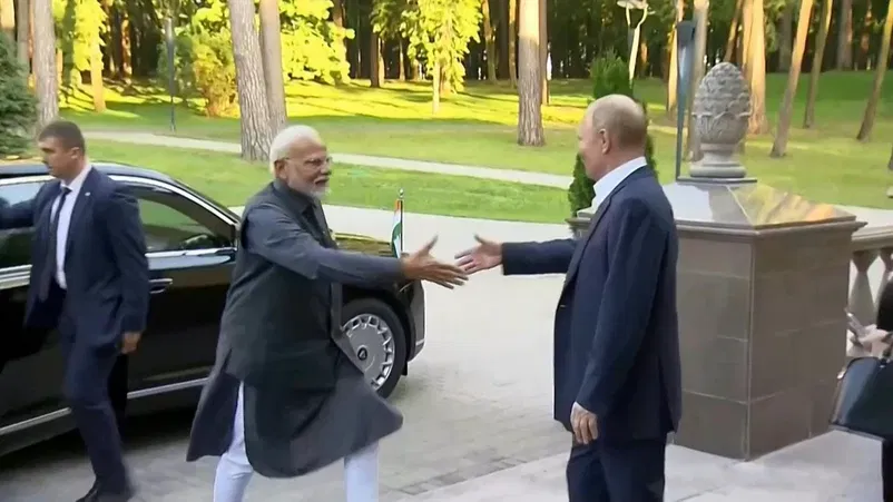 PM Modi meets Putin: രണ്ട് അടുത്ത സുഹൃത്തുക്കളുടെ സമാ​ഗമം ; പ്രധാനമന്ത്രി മോദി റഷ്യൻ പ്രസിഡൻ്റ് വ്‌ളാഡിമിർ പുടിനുമായി കൂടിക്കാഴ്ച നടത്തി