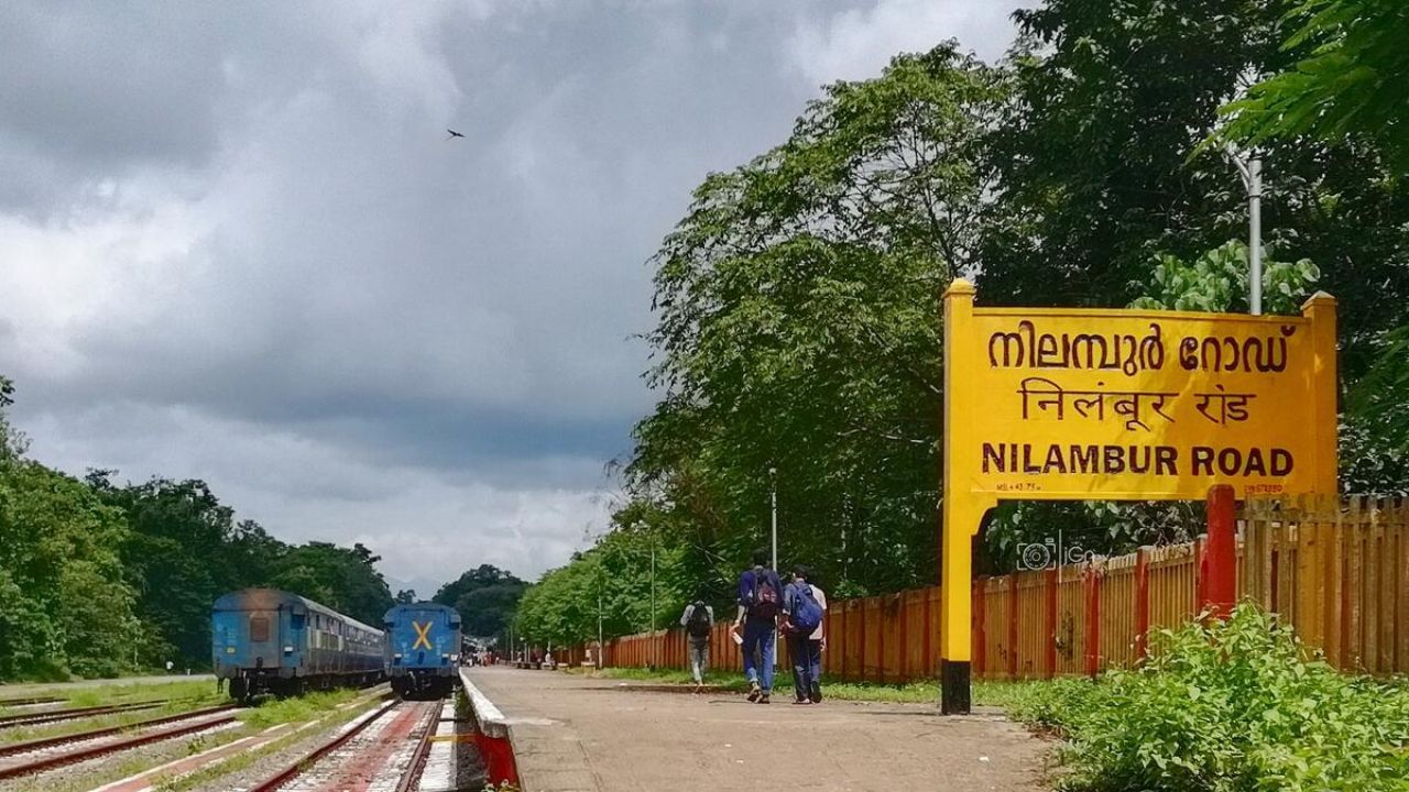 റോഡ് റെയിൽവേ സ്റ്റേഷൻ എന്നാൽ പ്രധാന റെയിൽവേ ലൈനിൽ നിന്ന് അകലെ സ്ഥിതി ചെയ്യുന്ന ഒരു റെയിൽവേ സ്‌റ്റേഷനെ സൂചിപ്പിക്കുന്നു. അത് റോഡ് മാർഗം മാത്രം എത്തിച്ചേരാനാകൂ...ഉദാ: നിലമ്പൂർ റോഡ്