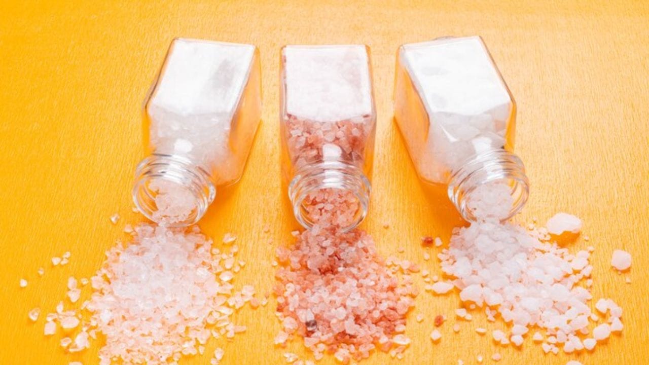 അടുക്കളയുടെ ഭിത്തിയിൽ എണ്ണ കറയുണ്ടെങ്കിൽ ഉപ്പുവെള്ളത്തിൽ കഴുകിയാൽ കറ അപ്രത്യക്ഷമാകും.