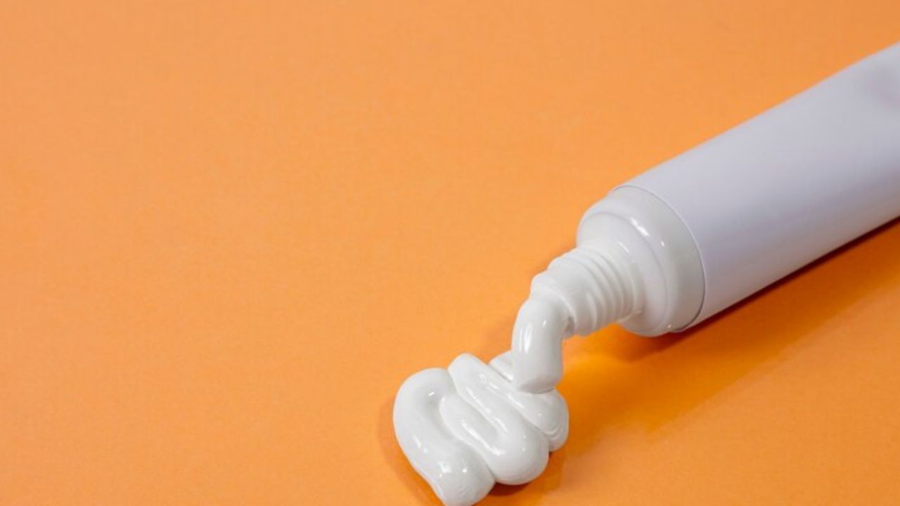 വെളുത്ത ടൂത്ത് പേസ്റ്റ് ഉപയോഗിച്ച് കറ നീക്കം ചെയ്യുന്നത് എളുപ്പമാണ്. എണ്ണ പുരണ്ട ഭാഗത്ത് ടൂത്ത് പേസ്റ്റ് പുരട്ടി അഞ്ച് മിനിറ്റ് വെക്കുക. അതിനു ശേഷം തിരുമ്മി കഴുകിയാൽ കറ മാറും.