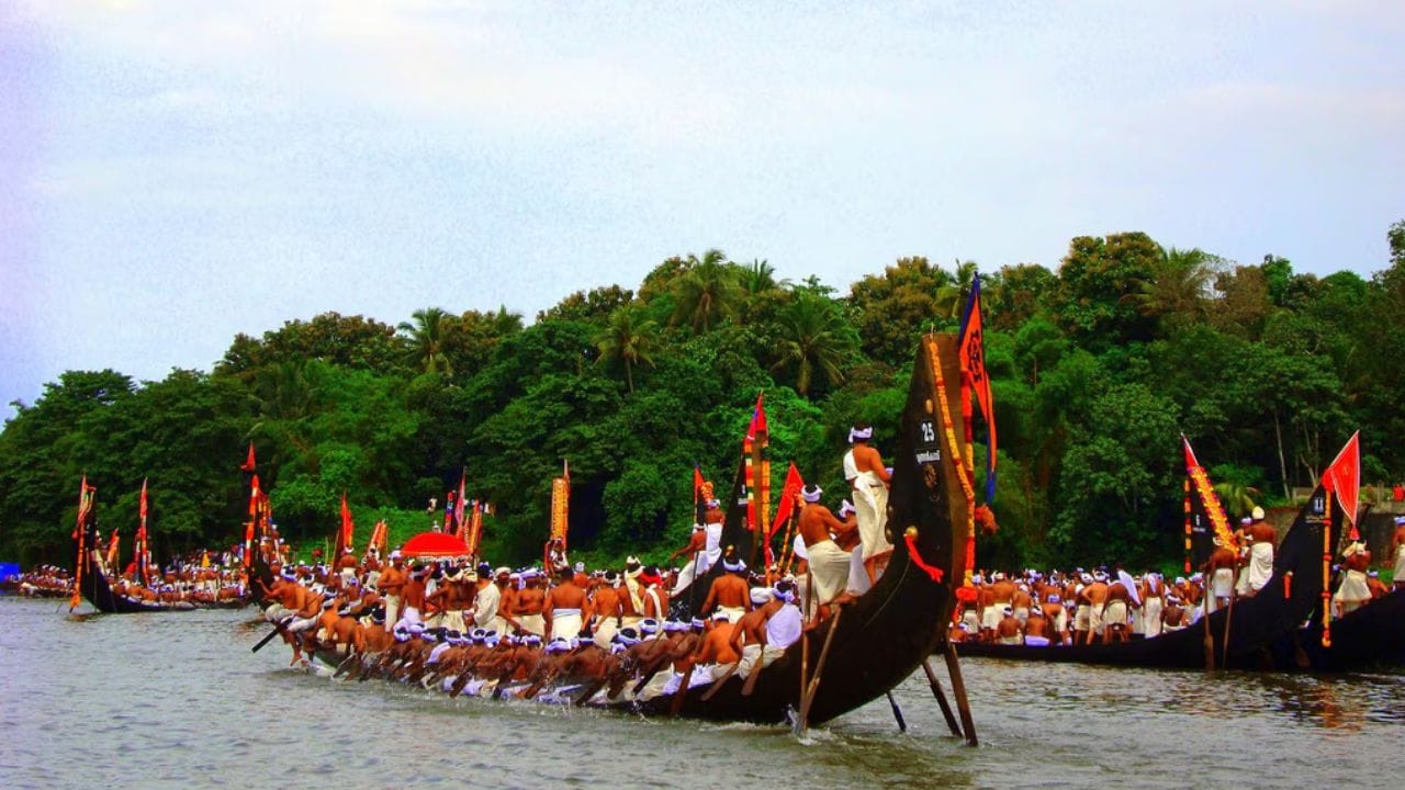 ഇടശേരിമല കിഴക്ക്, തോട്ടപ്പുഴശേരി, വെണ്‍പാല, തെക്കേമുറി, മല്ലപ്പുഴശേരി, മേലുകര, കോറ്റാത്തൂര്‍, ഇടനാട്, തെക്കേമുറി കിഴക്ക്, ആറാട്ടുപുഴ പള്ളിയോടങ്ങളാണ് ഇന്ന് സദ്യയ്‌ക്കെത്തുന്നത്. വളളസദ്യ ഒക്ടോബർ 2 വരെ നീളും. അഞ്ഞൂറോളം സദ്യകള്‍ ഇക്കാലയളവിലുണ്ടാകും.