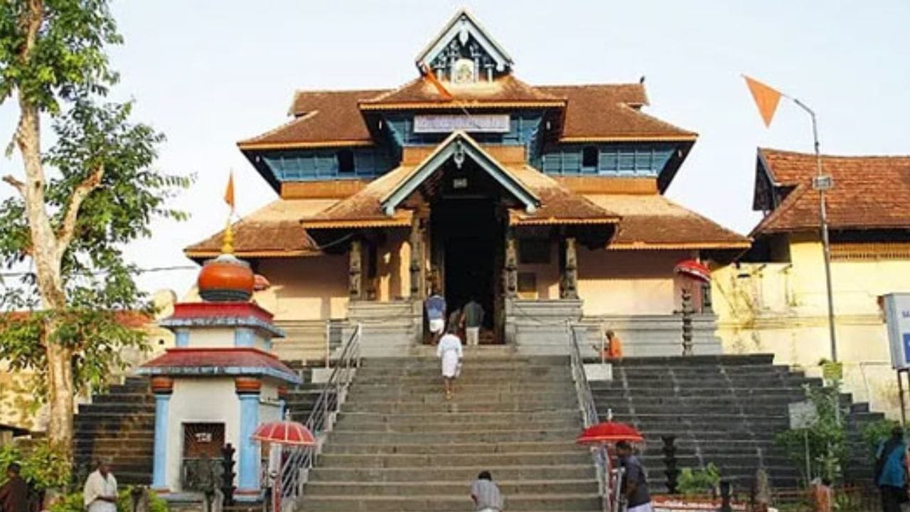 ഇതേവരെ 350 സദ്യകളുടെ ബുക്കിങ് ആയിട്ടുണ്ടെന്ന് പള്ളിയോട സേവാസംഘം പ്രസിഡന്‍റ് കെ വി സാംബദേവൻ വാർത്ത സമ്മേളനത്തില്‍ അറിയിച്ചു. പ്രതിദിനം 10 മുതല്‍ 15 വരെ സദ്യകള്‍ ക്ഷേത്രത്തിലെ ഊട്ടുപുരകളിലും സമീപത്തെ ഓഡിറ്റോറിയങ്ങളിലുമായി നടക്കും.