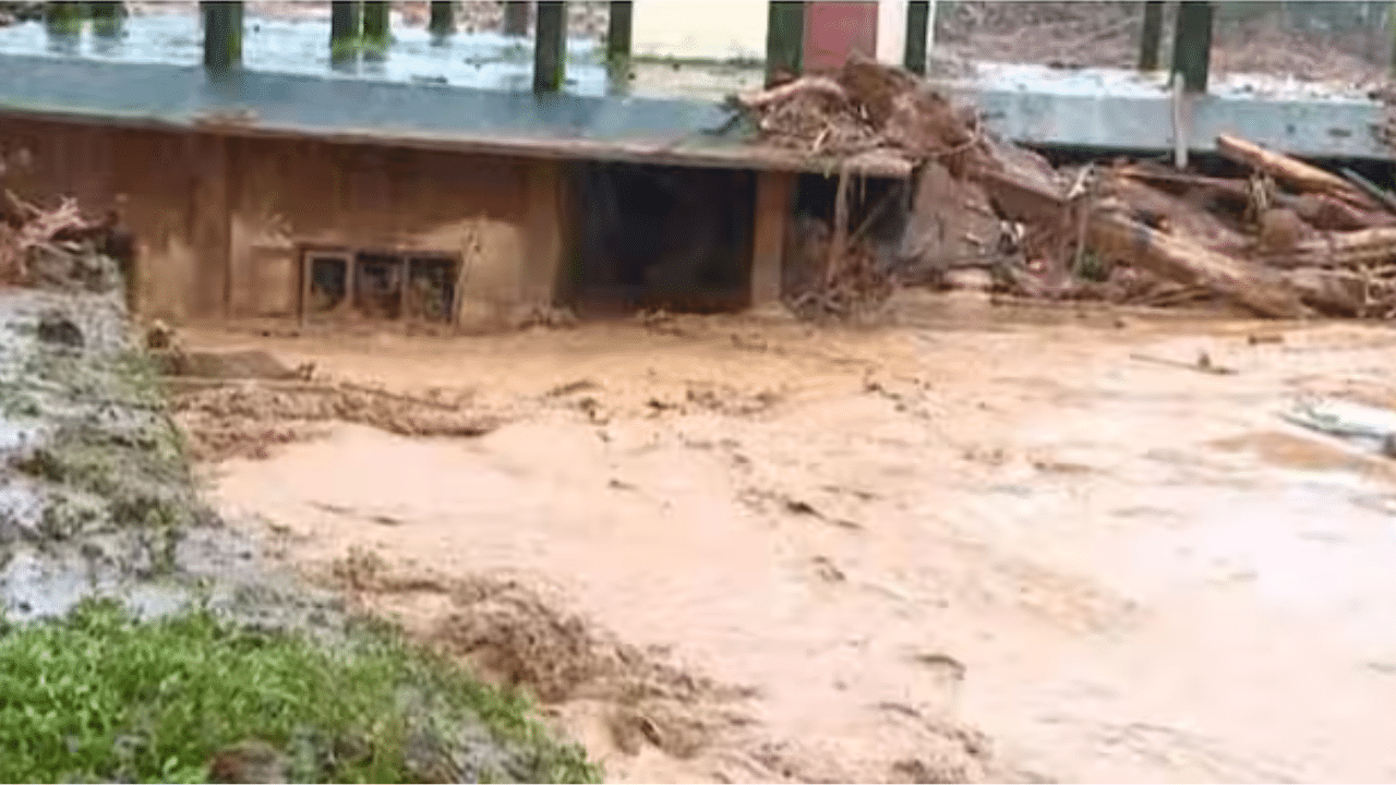 Wayanad Landslide: സുലൂരിൽ നിന്ന് 2 ഹെലികോപ്റ്ററുകളെത്തും; വെള്ളാർമല ജിവിഎച്ച്എസ് പൂർണമായി മുങ്ങി