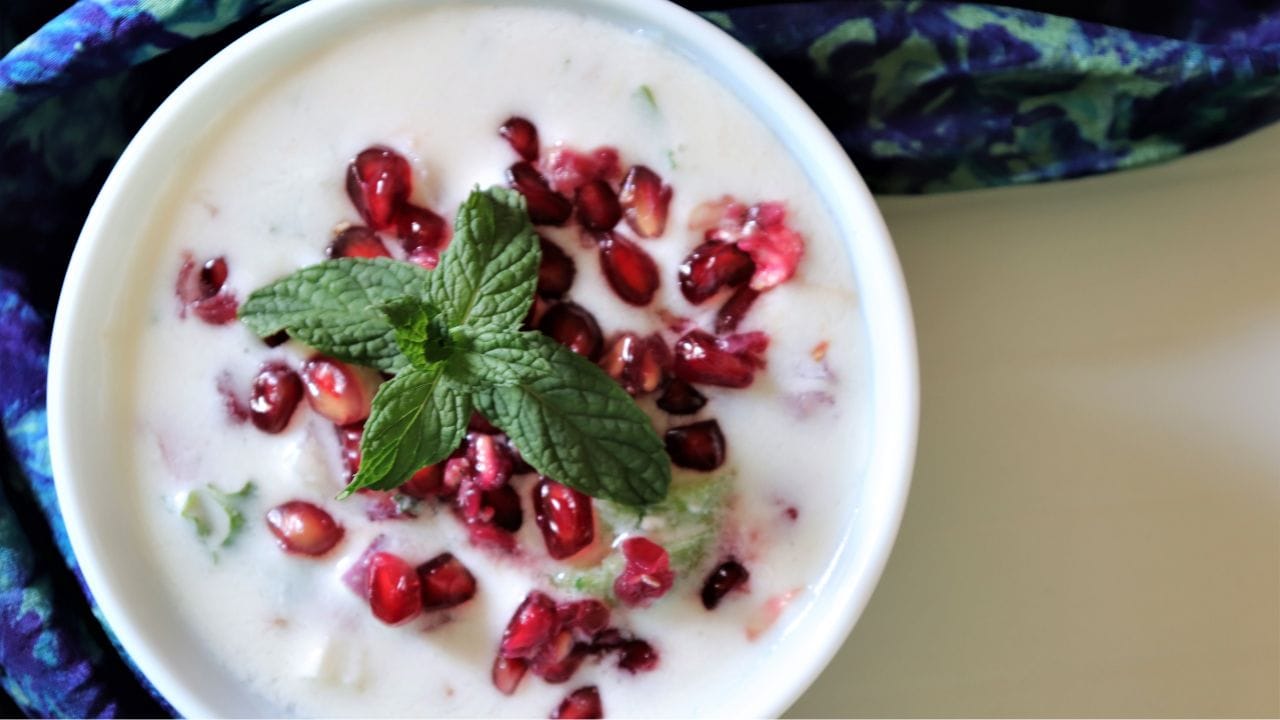 തൈരിൽ നിന്ന് വെള്ളം വറ്റിച്ച ശേഷം അതിലേക്ക് ഒരു പാത്രം നിറയെ തണുത്ത പാൽ ഒഴിക്കുക. അതിനുശേഷം തൈര് 2-3 മണിക്കൂർ വെക്കുക. തൈരിൻ്റെ അളവ് അനുസരിച്ച് പാൽ ഉപയോഗിക്കാം. ഇതുവഴി തൈരിലെ അധിക പുളിപ്പ് മാറും