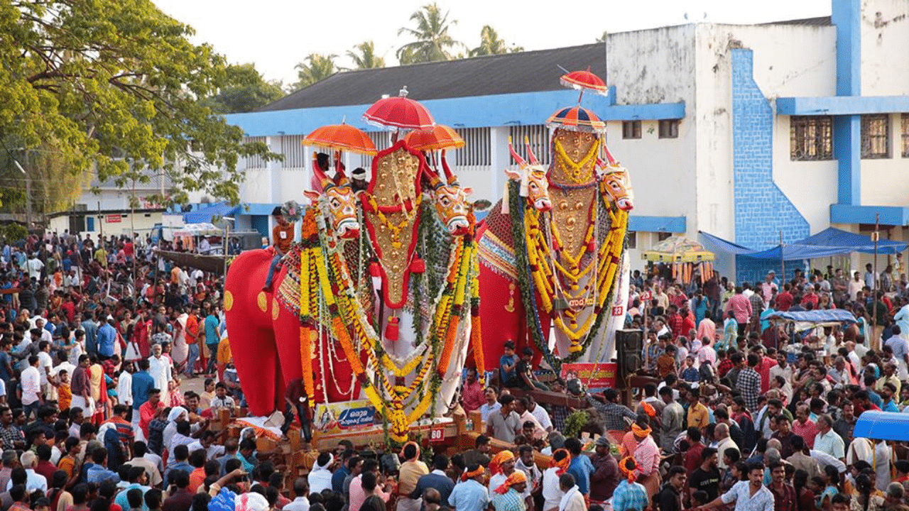 ഓടനാട് എന്ന ഓണാട്ടുകരയുടെ ഓണപാരമ്പര്യങ്ങളെല്ലാം ഇവിടുത്ത ഓണത്തിൻറെ ഐതിഹ്യങ്ങളുമായി ചേർന്നു നിൽക്കുന്നവയാണെന്നാണ് വിശ്വാസം. മഹാബലിയെ ഊട്ടിയ നാട് എന്ന് ഓണാട്ടുകരെ പലയിടങ്ങളിലും വിശേഷിപ്പിക്കാറുണ്ട്. പ്രകൃതിവരധാനമായ നാടുകളിലൊന്നായാണ് ഓണാട്ടുകരയെ കാണപ്പെട്ടുകൊണ്ടിരുന്നത്.