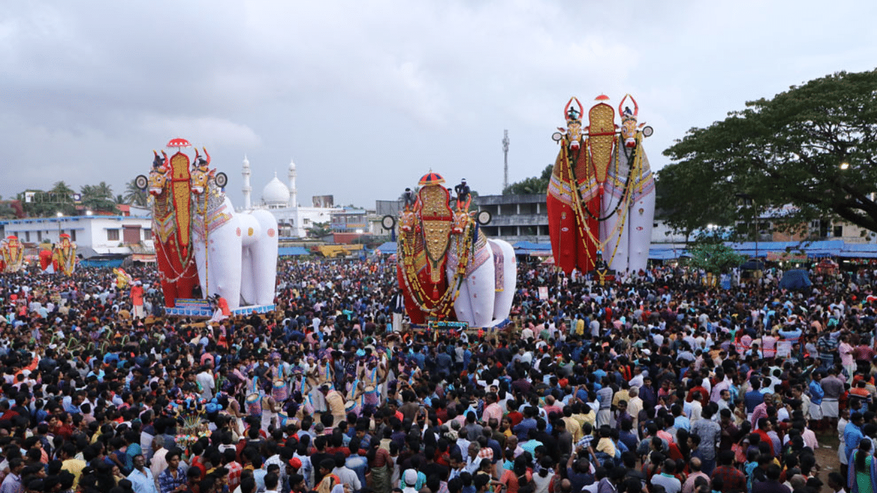 കേളത്തെ മുഴുവനും ഓണമൂട്ടുവാൻ തക്കവിധത്തിലുള്ള സമൃദ്ധി ഇവിടെയുണ്ടായിരുന്നുവന്നാണ് പഴയ വെപ്പ്. നൂറുമേനി വിളയിക്കുന്ന മണ്ണും സമൃദ്ധമായ ജലവും വളക്കൂറും ഇവിടുത്തെ ഏറ്റവും വലിയ പ്രത്യേകതകളിൽ ഒന്നായിരുന്നു. ഓണം പോലെ ഐശ്വര്യമുള്ള നാടായും ഓണാട്ടുകരയെ പണ്ട് വിശേഷിപ്പിക്കാറുണ്ടായിരുന്നു. പേരുപോലെ ഇവിടുത്തെ ഓണാഘോഷവും കെങ്കേമമാണ്.