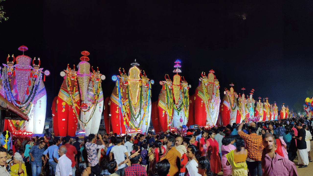 അത്തരത്തിൽ ഓണാട്ടുകരക്കാരുടെ ഇരുപത്തിയെട്ടാമോണവും പേരുകേട്ടതാണ്. ആലപ്പുഴയിലെ ഓച്ചിറയിലാണ് ഇരുപത്തിയെട്ടാം ഓണം ആഘോഷിക്കപ്പെടുന്നത്. ഇരുപത്തിയെട്ടാം ഓണാഘോഷത്തോടനുബന്ധിച്ച് ഓച്ചിറ പരബ്രഹ്മ ക്ഷേത്രത്തിലെ കാളകെട്ട് അഥവാ കാളവേല ആഘോഷമാണ് ഏറ്റവും പ്രചാരത്തിലുള്ള ഒരാഘോഷം. ഓണാട്ടുകരയിലെ 52 കരക്കാരുടെ വകയായായാണ് കെട്ടുകാളകൾ ഒരുങ്ങുന്നത്. കാർഷികാഭിവൃദ്ധിക്കായുള്ള കാളവേലയ്ക്കായി ഓരോ കരക്കാരും മത്സര ബുദ്ധിയോടെയാണ് കാളകളെ അണിയിച്ചൊരുക്കുന്നത്.