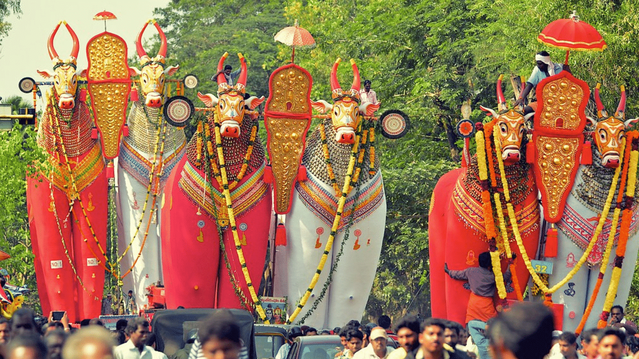 ആലപ്പുഴ ജില്ലയിലെ മാവേലിക്കരയും കാർത്തികപ്പള്ളിയും ചെങ്ങന്നൂരും കരുനാഗപ്പള്ളിയും ചേരുന്നതായിരുന്നു അന്നത്തെ ഓടനാട് അഥവാ ഓണാട്ടുകര എന്നറിയപ്പെടുന്നത്. കായംകുളം രാജവംശത്തിന്റെ കീഴിലായിരുന്നു ഓണാട്ടുകരയുടെ ഭരണം.