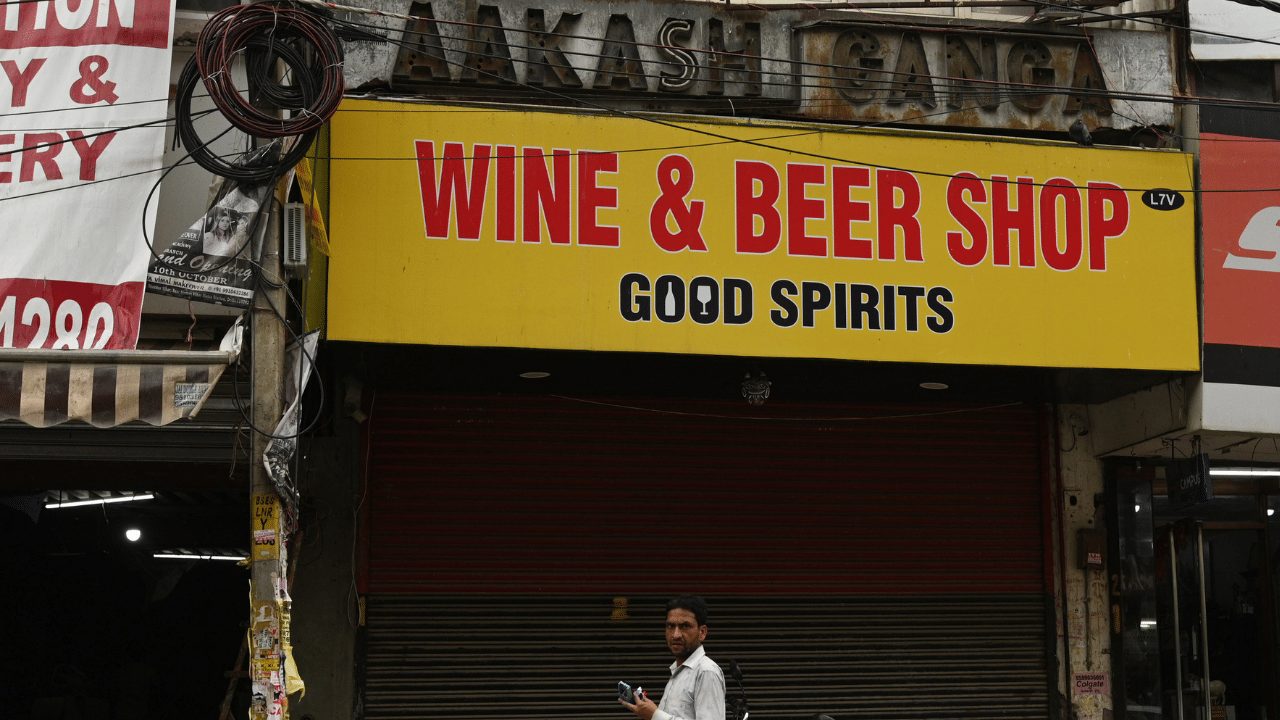 ഇനിമുതൽ ചിലയിടങ്ങളിൽ 1-ാം തീയ്യതിയിലെ സമ്പൂർണ ഡ്രൈഡേ ഒഴിവാക്കാൻ സർക്കാർ പദ്ധതിയിടുന്നുണ്ട്. എന്നാൽ തിരഞ്ഞെടുത്ത സ്ഥലങ്ങൾക്കായിരിക്കം ഇളവ്