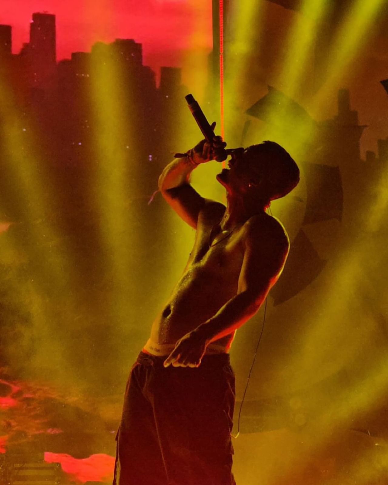 സൂരജ് ചെറുകാട്ട് എന്നാണ് ഹനുമാൻകൈൻഡിൻ്റെ യഥാർഥ പേര്.മലപ്പുറം സ്വദേശിയാണ്. മലയാളിയാണെങ്കിലും സൂരജ് വളർന്നതും പഠിച്ചതുമെല്ലാം അമേരിക്കയിലാണ്. പ്രാഥമിക വിദ്യാഭ്യാസം അമേരിക്കയിൽ നിന്നും നേടിയതിന് ശേഷം സൂരജ് തൻ്റെ ബിരുദത്തിനായി കോയമ്പത്തൂരിലേക്കെത്തി. പിഎസ്ജി കോളേജിൽ നിന്നും ബിരുദവും ബംഗളൂരിവിൽ ബിരുദാനന്തര ബിരുദം നേടിയ സൂരജ് ജോലിക്കും പ്രവേശിച്ചു. (Image Courtesy : Hanumankind Instagram)