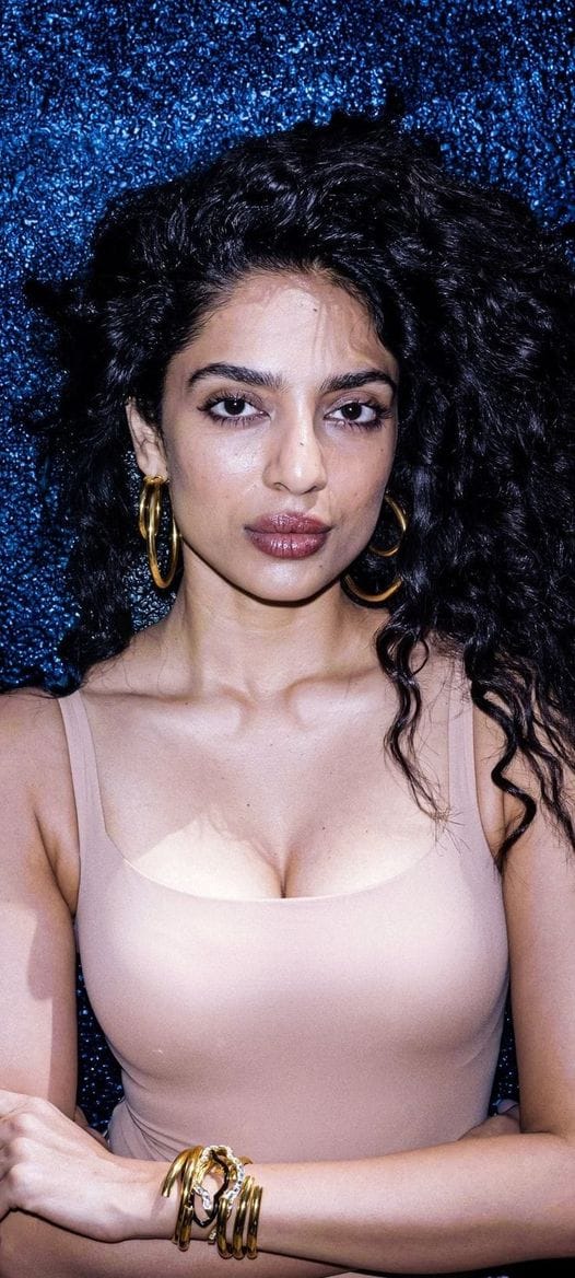 മോഡലിങ്ങ് കരിയർ തുടർന്ന ശോഭിതയുടെ സിനിമ അരങ്ങേറ്റം ബോളിവുഡിലൂടെ തന്നെയായിരുന്നു. 2016ൽ അനുരാഗ് കശ്യപിൻ്റെ ബോളിവുഡ് ചിത്രം രമൻ രാഘവ് 2.0 എന്ന ചിത്രത്തിലൂടെയാണ് സിനിമയിൽ ശോഭിത അരങ്ങേറ്റം കുറിക്കുന്നത്. (Image Courtesy : Sobhita Dhulipala Instagram)