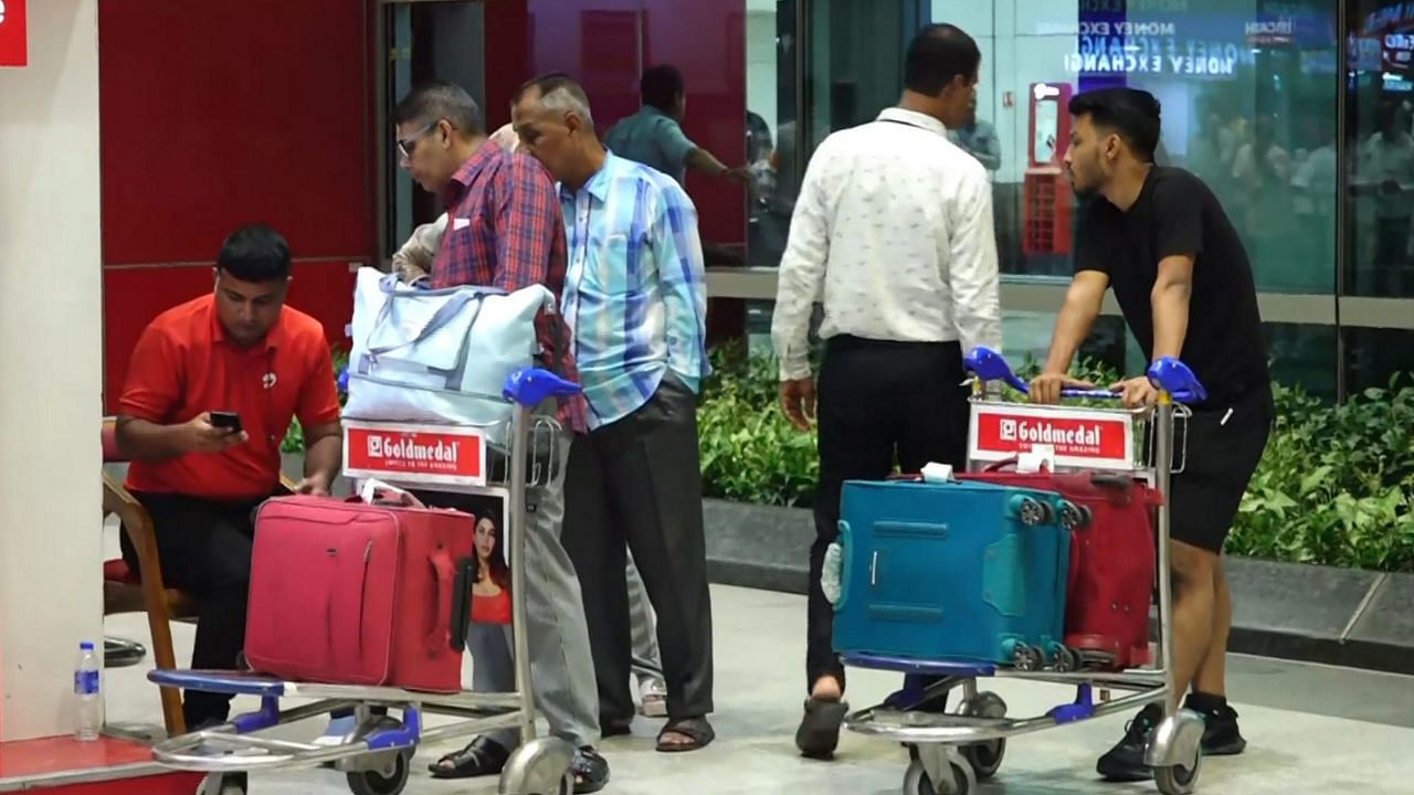 Airport Security Check : സെക്യൂരിറ്റി ചെക്കിങ്ങും കഴിഞ്ഞ് പോകുമ്പോൾ ദേ വീണ്ടും ബാഗ് അഴിച്ച് പരിശോധന; എന്തുകൊണ്ടാണ് എയർപ്പോർട്ടിൽ ഇപ്പോൾ ഇത്രയധികം സുരക്ഷ പരിശോധന?