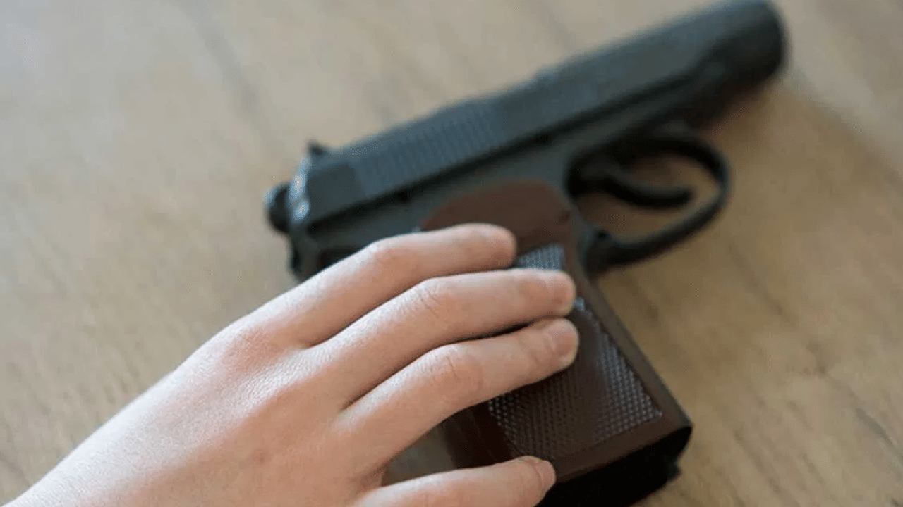 Alappuzha Air Gun Case: സഹപാഠികളെ മർദിച്ച പ്ലസ്ടു വിദ്യാർഥിയുടെ വീട്ടിൽ എയർഗൺ, വെടിവെപ്പില്ലായിരുന്നെന്ന് പോലീസ് Alappuzha Air Gun Case: സഹപാഠികളെ മർദിച്ച പ്ലസ്ടു വിദ്യാർഥിയുടെ വീട്ടിൽ എയർഗൺ, വെടിവെപ്പില്ലായിരുന്നെന്ന് പോലീസ്