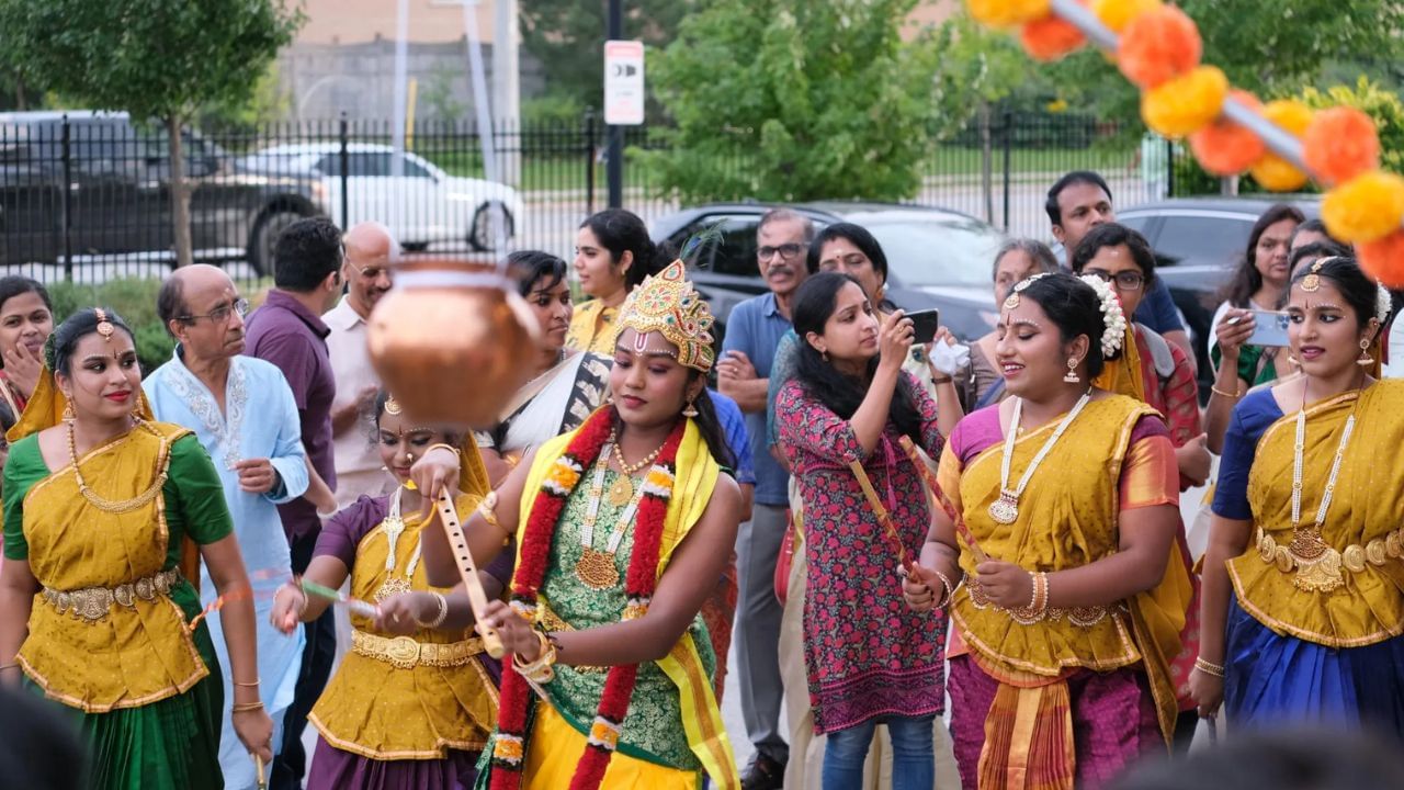 ഗുരുവായൂരപ്പന്റെ പിറന്നാള്‍ ദിവസം ക്ഷേത്രത്തിലെത്തുന്ന എല്ലാ ഭക്തര്‍ക്കും വിശേഷാല്‍ പ്രസാദ ഊട്ട് നല്‍കുന്ന പതിവുണ്ട്. ഗുരുവായൂരപ്പന് നിവേദിച്ച പാല്‍പായസം ഉള്‍പ്പെടെയാണ് പ്രസാദ ഊട്ടില്‍ ഉണ്ടായിരിക്കുക. (Social Media Image)