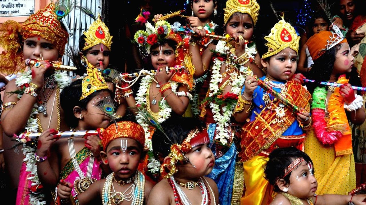 ശ്രീകൃഷ്ണ ജയന്തി ദിനത്തില് ഗുരുവായൂര് ക്ഷേത്രത്തിലും വിപുലമായ പരിപാടികളാണ് നടക്കാറുള്ളത്. ഇന്നേദിവസം ദര്ശനം നടത്തുന്നതിനായി നിരവധിയാളുകളാണ് ക്ഷേത്രത്തിലേക്കെത്താറുള്ളത്. (Social Media Image)