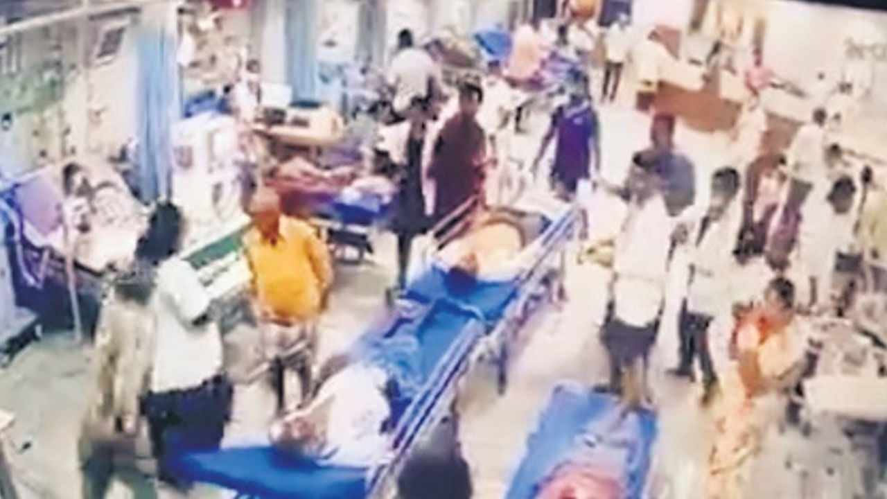 Tirupati Doctor Attack : ജൂനിയർ ഡോക്ടർക്ക് നേരെ രോഗിയുടെ ആക്രമണം; സുരക്ഷ ഉറപ്പുവരുത്തണമെന്ന് ആവശ്യപ്പെട്ട് പ്രതിഷേധം Tirupati Doctor Attack : ജൂനിയർ ഡോക്ടർക്ക് നേരെ രോഗിയുടെ ആക്രമണം; സുരക്ഷ ഉറപ്പുവരുത്തണമെന്ന് ആവശ്യപ്പെട്ട് പ്രതിഷേധം