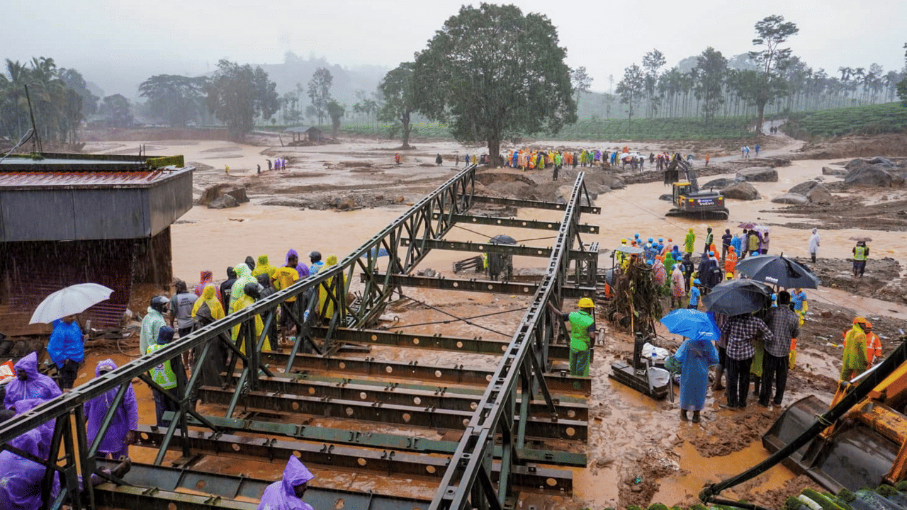 വയനാട്ടിലെ ഉരുൾപൊട്ടൽ ദുരന്ത മേഖലയിലെ രക്ഷാപ്രവർത്തനത്തെ കൂടുതൽ എളുപ്പമാക്കുന്നതിനായാണ് ബെയ്‍ലി പാലം സൈന്യം നിർമ്മിച്ചു കൊണ്ടിരിക്കുന്നത്. ജെസിബിയും ഹിറ്റാച്ചിയും ആംബുലൻസുമടക്കം കടന്നുപോകാൻ ശേഷിയുള്ള കരുത്തുള്ള പാലമാണ് സൈന്യം നിർമ്മിച്ചു കൊണ്ടിരിക്കുന്നത്. പ്രദേശത്തെ പാലം ഒലിച്ചുപോയതായിരുന്നു മുണ്ടക്കൈയിലേക്കും അട്ടമലയിലേക്കും എത്താനുള്ള പ്രധാന വെല്ലുവിളി. (IMAGE CREDITS: PTI)
