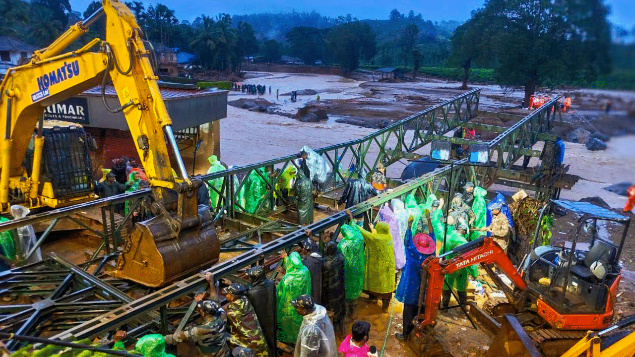 എന്നാൽ വയനാട്ടിൽ മാത്രമല്ല പല ദുരിതബാധിത മേഖലകളിലും മുമ്പും രക്ഷാപ്രവർത്തനങ്ങളിൽ ബെയ്ലി പാലം വലിയ പങ്കാണ് വഹിച്ചിട്ടുള്ളത്. ബ്രിട്ടീഷുകാരുടെ കണ്ടുപിടുത്തമാണ് ഈ പാലം. എന്നാൽ എന്താണ് ബെയ്ലി പാലം എന്നത് എല്ലാവരുടെയും ഉള്ളിൽ ഉയരുന്ന ചോദ്യമാണ്. മുൻകൂട്ടി നിർമ്മിക്കപ്പെട്ട ഘടകങ്ങൾ കൂട്ടിയോജിപ്പിച്ച് എളുപ്പത്തിൽ നിർമ്മിക്കാവുന്നതും അതുപോലെതന്നെ എടുത്തു മാറ്റാവുന്ന തരത്തിലുള്ള താൽക്കാലിക പാലത്തെയാണ് ബെയ്ലി പാലം എന്ന് പറയപ്പെടുന്നത്.(IMAGE CREDITS: PTI)