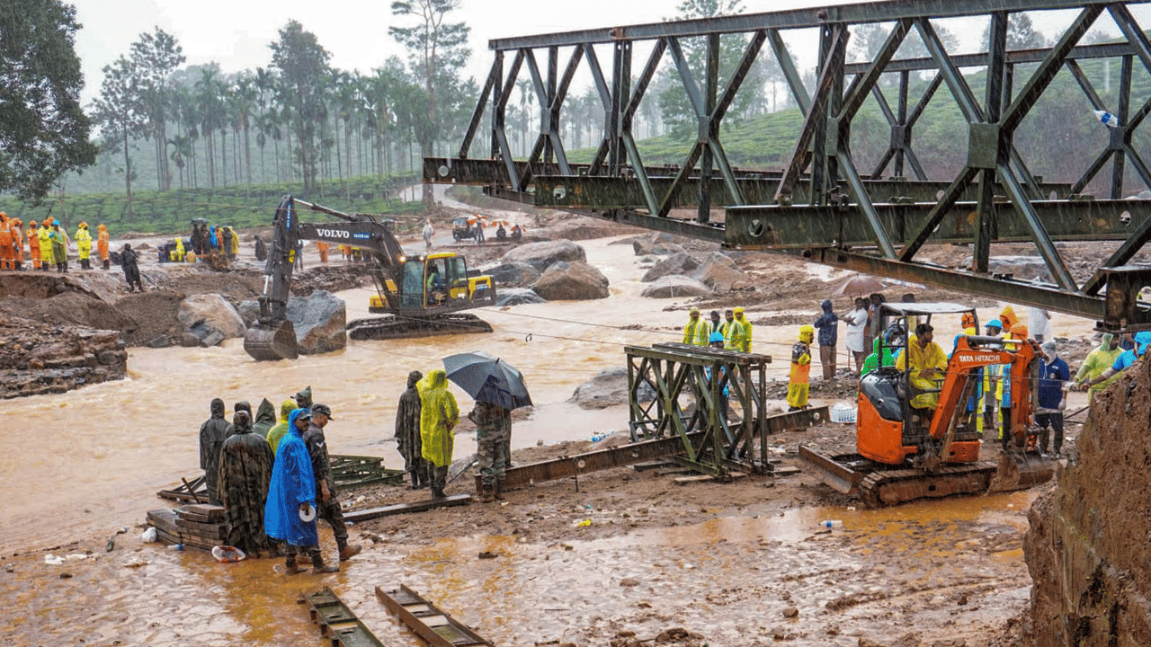 1996 നവംബർ എട്ടിന് കേരളത്തിലെ പത്തനംതിട്ട ജില്ലയിലെ റാന്നിയിലാണ് ബെയ്ലി പാലം നിർമ്മിച്ചത്. പമ്പാ നദിക്ക് കുറുകെയായിരുന്നു ഈ പാലം. 36 വർഷം പഴക്കമുള്ള റാന്നി പാലം തകർന്നപ്പോഴാണ് അതിന് പകരം ഇത്തരം താത്കാലിക പാലം സൈന്യം നിർമ്മിച്ചത്. കശ്മീരിലാണ് ആദ്യമായി സൈനികാവശ്യത്തിനായി ഇത്തരം പാലം നിർമ്മിച്ചത്. ലഡാക്കിലെ ദ്രാസ് നദിക്കും സുറു നദിക്കുമിടയിലായിരുന്നു ആ പാലം നിർമ്മാണം. (IMAGE CREDITS: PTI)