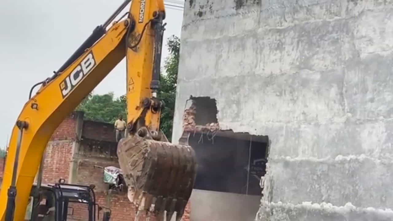 Bulldozer action in Ayodhya: പ്രവാചക നിന്ദയെ ചോദ്യം ചെയ്തു; മുസ്ലിം നേതാവിന്റെ വീട് ബുള്‍ഡോസര്‍ ഉപയോഗിച്ച് പൊളിച്ചു