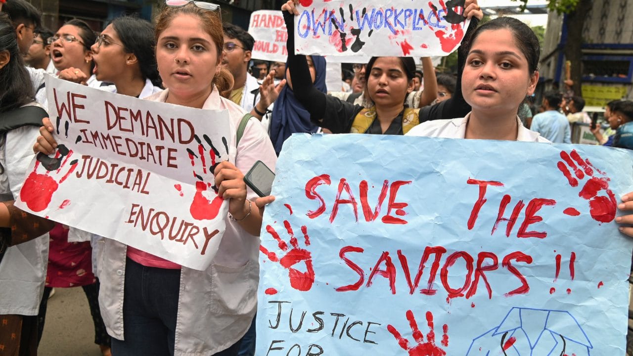 കൊൽക്കത്ത തെരുവുകൾ പ്രതിഷേധച്ചൂടിലാണ്. ആയിരങ്ങളാണ് നഗരം കീഴടക്കി പ്രതിഷേധത്തിനിറങ്ങിയിരിക്കുന്നത്. നഗരത്തിലെ ആര്‍ജി കര്‍ മെഡിക്കല്‍ കോളജ് ആശുപത്രിയിൽ പഠിക്കുകയായിരുന്ന രണ്ടാം വർഷം പിജി ഡോക്ടർ ക്രൂര ബലാത്സംഗത്തിനിരയായി കൊല്ലപ്പെട്ടതാണ് പ്രതിഷേധങ്ങൾക്ക് കാരണം. കൊൽക്കത്തയിൽ എന്താണ് സംഭവിക്കുന്നതെന്ന് പരിശോധിക്കാം.