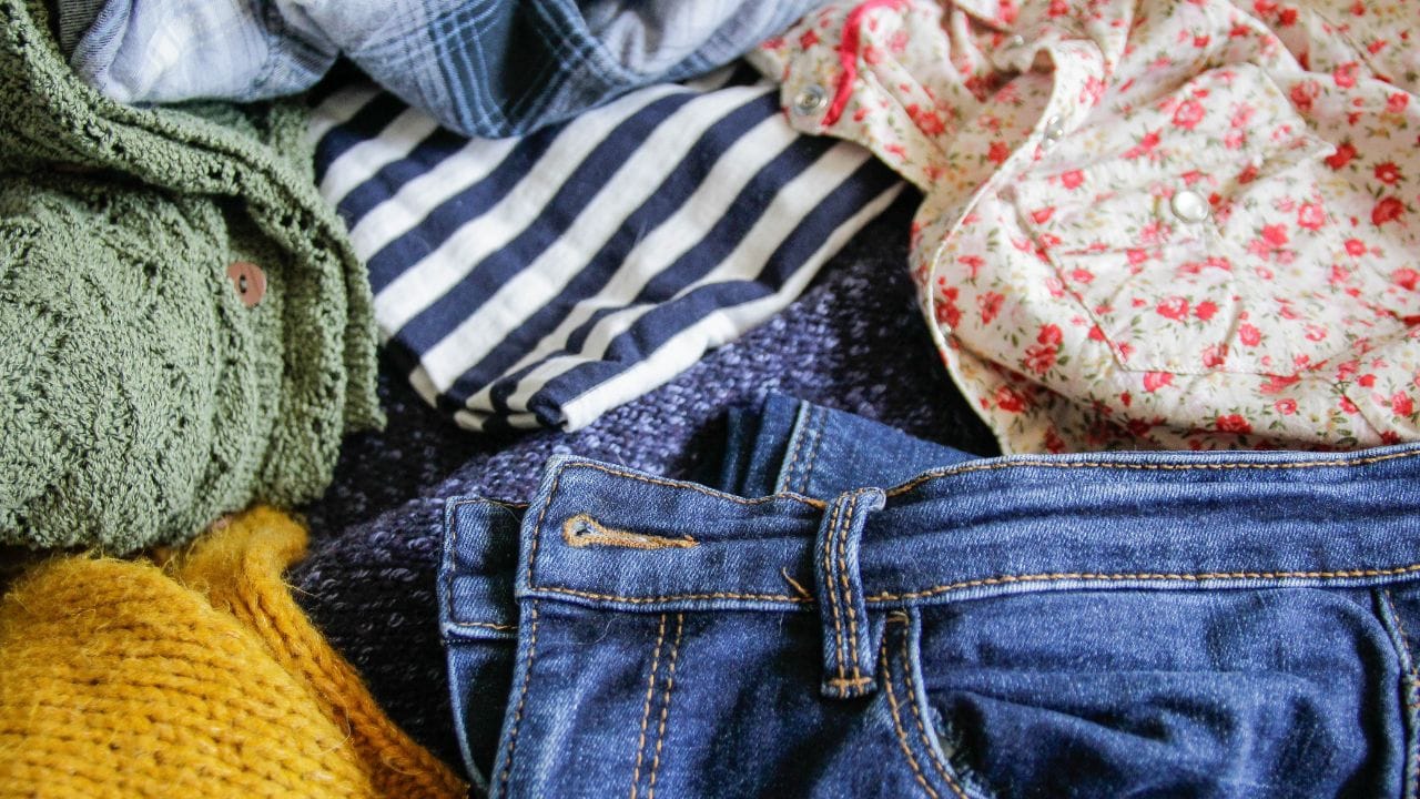 കരിമ്പന്‍ ബാധിച്ച വസ്ത്രങ്ങള്‍ അലക്കുന്നതിന് മുമ്പ് ഈ പാടുകളില്‍ വൈറ്റ് വിനാഗിരിയോ നാരാങ്ങാനീരോ പുരട്ടാം. എന്നിട്ട് ഏകദേശം 15 മിനിറ്റ് മാറ്റിവെയ്ക്കുക. ഇങ്ങനെ ചെയ്യുന്നത് കരിമ്പന്‍ നീക്കം ചെയ്യാന്‍ സഹായിക്കും. (Credits: Getty Images)