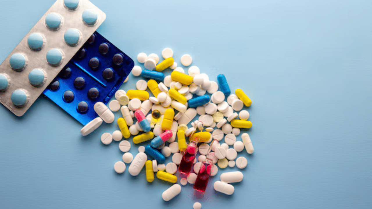 Drugs Banned: ആൻ്റിബയോട്ടിക്കുകൾ ഉൾപ്പെടെ 156 സംയുക്തങ്ങൾക്ക് നിരോധനം; നിരോധനം എന്തിനെല്ലാം? Drugs Banned: ആൻ്റിബയോട്ടിക്കുകൾ ഉൾപ്പെടെ 156 സംയുക്തങ്ങൾക്ക് നിരോധനം; നിരോധനം എന്തിനെല്ലാം?