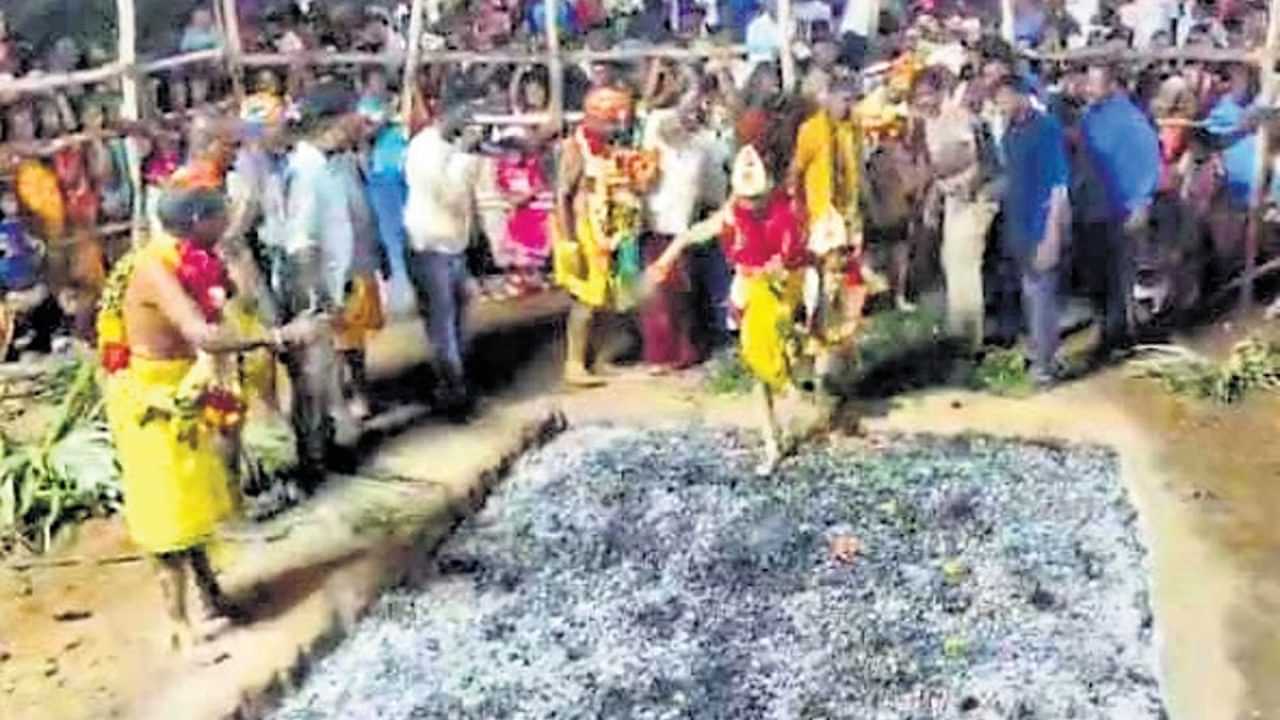 Firewalking : ക്ഷേത്രച്ചടങ്ങിൽ തീക്കനലിലൂടെ നടക്കുന്നതിനിടെ കാലിടറി വീണു; ഏഴുവയസുകാരന് ഗുരുതര പരിക്ക്