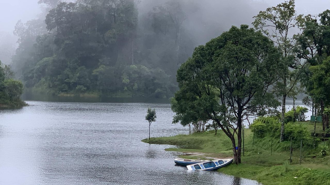 ഗവി, കുമളി- പത്തനംതിട്ടയിലെ ഗവിയും കുമളിയും അതോടൊപ്പം കമ്പവും കണ്ടുവരുന്നതാണ് ഈ യാത്ര. സെപ്റ്റംബര് 6ന് വൈകീട്ട് 5 മണിക്ക് പുറപ്പെട്ട് തിങ്കളാഴ്ച രാവിലെ 6 മണിക്ക് മടങ്ങിയെത്തും. (Image Credits: Social Media)