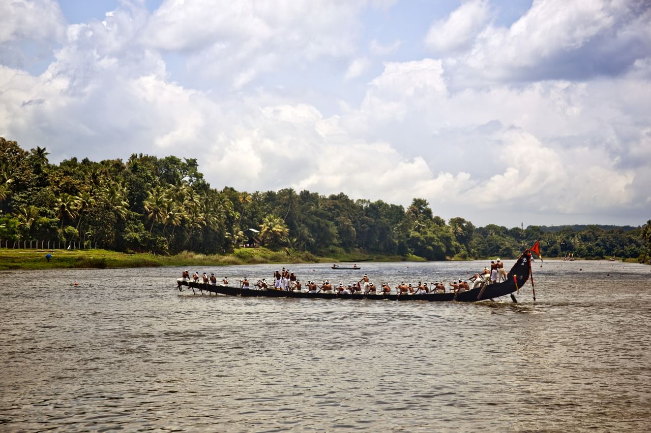 ഓണത്തിന്റെ വരവറിയിച്ച് അത്തമെത്തുന്നു. രണ്ടാം ദിവസം വീടും പരിസരവും വൃത്തിയാക്കി മഹാബലി ചക്രവർത്തിയ്ക്കായി ഒരുക്കും. പഴയകാലത്ത് ഓണച്ചന്ത തുടങ്ങിയിരുന്നത് വിശാഖം നാളിലാണ്. അന്നാണ് വള്ളം കളിയ്ക്ക് മുന്നൊരുക്കങ്ങൾ അനിഴം നാളിൽ തുടങ്ങും. (ഫോട്ടോ - gettyimages)