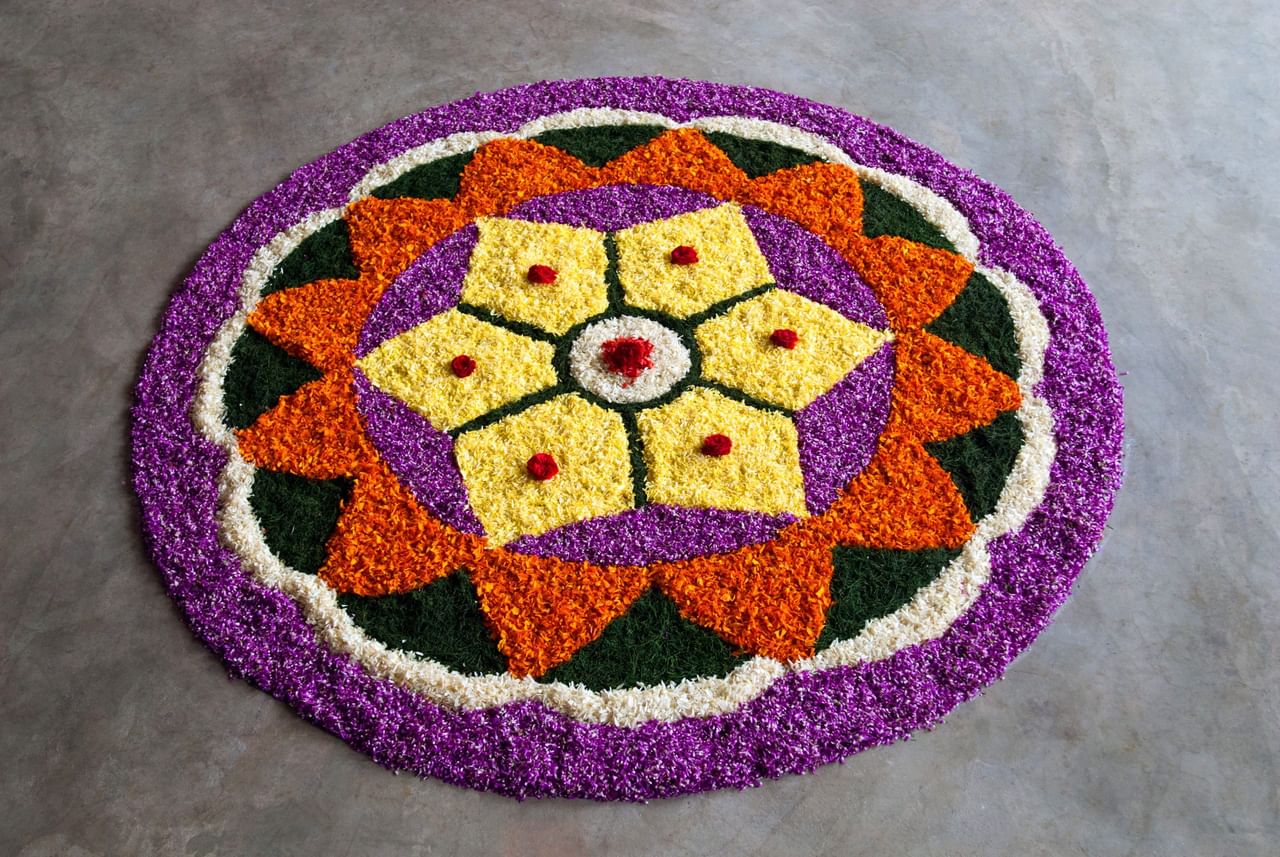 പതിവ് ഈണങ്ങളിൽ‌നിന്ന് അതു മാറി നടന്നുവെന്നതാണ് ഈ പാട്ടിന്റെ ഏറ്റവും വലിയ പ്രത്യേകത. അങ്ങനെ പിന്നീടുള്ള ഓണക്കാലങ്ങളുടെ പശ്ചാത്തല സംഗീതമായി അതു മാറി.