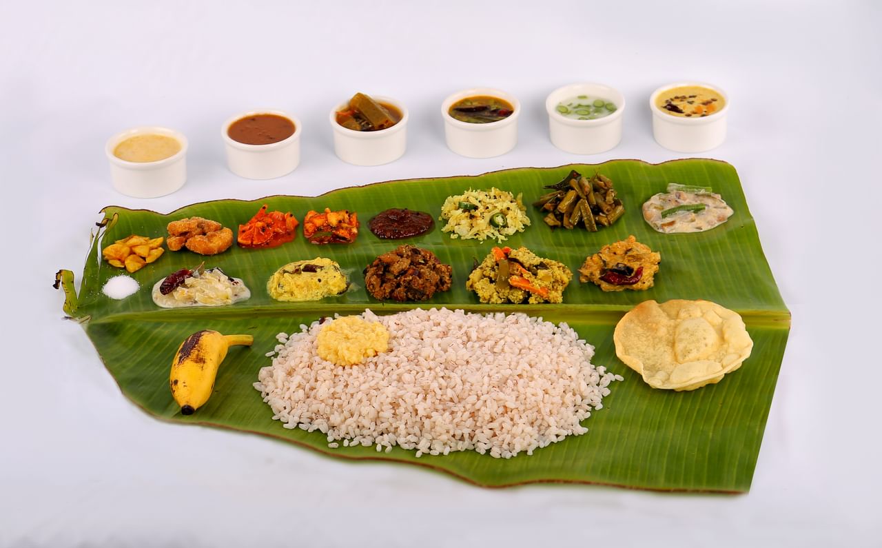 പണിയെടുക്കുന്നവര് ഭൂരിപക്ഷമായിരുന്ന കാലത്തു നിന്നാണ് ഓണസദ്യയുടെ പ്രാധാന്യം തുടങ്ങുന്നത്. സാധാരണ ദിവസങ്ങളില് ഇല്ലാത്ത വിഭവങ്ങള് ഈ സദ്യയില് സ്ഥാനം പിടിക്കും. (ഫോട്ടോ - gettyimages)