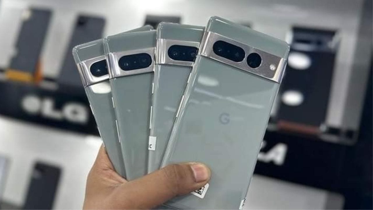 റിപ്പോര്‍ട്ടുകള്‍ അനുസരിച്ച് ഗൂഗിള്‍ പിക്സല്‍ 9 സീരീസ്, ഗൂഗിള്‍ പിക്സല്‍ 8 സീരീസ്, ഗൂഗിള്‍ പിക്സല്‍ 7 എ എന്നിവ മാത്രമേ ഇപ്പോള്‍ ലഭ്യമായിട്ടുള്ളതെന്നാണ് വിവരം. പിക്‌സല്‍ 7, പിക്‌സല്‍ 7 പ്രോ എന്നീ ഫോണുകള്‍ ഇനി ഉപഭോക്താക്കള്‍ക്ക് വാങ്ങിക്കാന്‍ സാധിക്കില്ല. Facebook Image