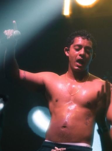 പതിവ് റാപ്പ് ശൈലി വിട്ട് കുറച്ചുകൂടി ഡേസി (ലോക്കൽ ഫ്ലേവർ) ആയതോടെയാണ് ഹനുമാൻകൈൻഡിൻ്റെ ബാഡ് ഡോഗ്സ് ശ്രദ്ധേയമായത്. ബ്രസീലിയൻ സ്റ്റൈലിൽ അർധ നഗ്നനായി വൻ സ്റ്റണ്ടുകളുടെ പശ്ചാത്തലത്തിലാണ് ബാഡ് ഡോഗ്സ് ചിത്രീകരിച്ചിരിക്കുന്നത്. (Image Courtesy : Hanumankind Instagram)