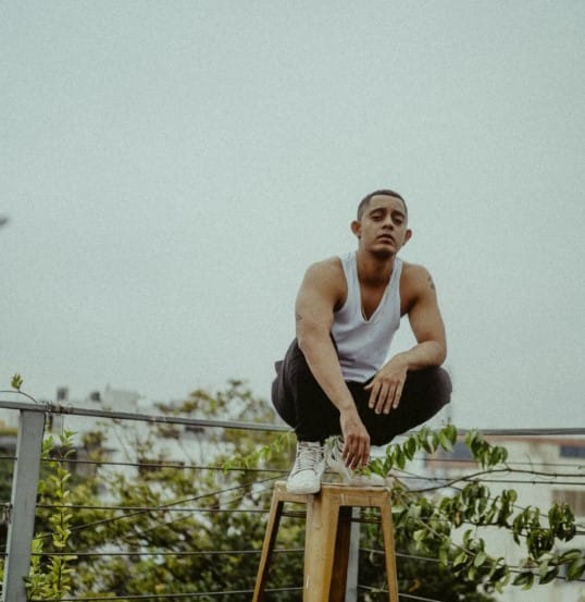 റഷ് അവർ, ഷെങ്കിസ്, ബീയർ ആൻഡ് ബിരിയാണി, കളരി തുടങ്ങിയവയാണ് ഹനുമാൻകൈൻഡിൻ്റെ പ്രമുഖമായ റാപ്പുകൾ. ആവേശം സിനിമയിൽ ഒരു സുശിൻ ശ്യാം ഒരുക്കിയ ഗാനവും ഹനുമാൻകൈൻഡ് ആലപിച്ചിട്ടുണ്ട്. ആഷിഖ് അബു ഒരുക്കുന്ന റൈഫിൾ ക്ലബ് സിനിമയിൽ അഭിനയിക്കുന്നുണ്ട്. (Image Courtesy : Hanumankind Instagram)