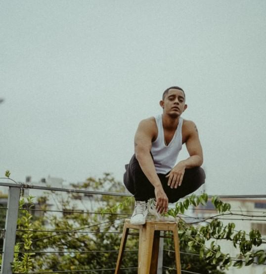 റഷ് അവർ, ഷെങ്കിസ്, ബീയർ ആൻഡ് ബിരിയാണി, കളരി തുടങ്ങിയവയാണ് ഹനുമാൻകൈൻഡിൻ്റെ പ്രമുഖമായ റാപ്പുകൾ. ആവേശം സിനിമയിൽ ഒരു സുശിൻ ശ്യാം ഒരുക്കിയ ഗാനവും ഹനുമാൻകൈൻഡ് ആലപിച്ചിട്ടുണ്ട്. ആഷിഖ് അബു ഒരുക്കുന്ന റൈഫിൾ ക്ലബ് സിനിമയിൽ അഭിനയിക്കുന്നുണ്ട്. (Image Courtesy : Hanumankind Instagram)