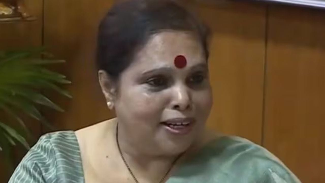 ഇതിനിടെയാണ് റിപ്പോർട്ട് പുറത്ത് വിടാൻ വിവരാവകാശ കമ്മീഷൻ്റെ ഉത്തരവ് വന്നത്. ജൂലൈ 25നകം റിപ്പോർട്ട് പുറത്ത് വിടണമെന്ന് സംസ്ഥാന വിവരാവാകശ കമ്മീഷ്ണർ ഡോ. എഎ അബ്ദുൽ ഹക്കീം ഉത്തരവിട്ടത്. എന്നാൽ എല്ലാ വിവരങ്ങലും പുറത്ത് വിടില്ല. മറ്റുള്ളവരുടെ സ്വകാര്യതയെ ഹനിക്കാതെയുള്ള ഭാഗങ്ങൾ മാത്രമാണ് പുറത്തുവിടാനാണ് വിവരാവകാശ കമ്മീഷൻ നിർദേശിച്ചിരിക്കുന്നത്. ഇതെ തുടർന്ന് 300 പേജിലുള്ള റിപ്പോർട്ടിലെ 233 പേജുകൾ മാത്രമാണ് ഇന്ന് പുറത്ത് വിട്ടിരിക്കുന്നത്.