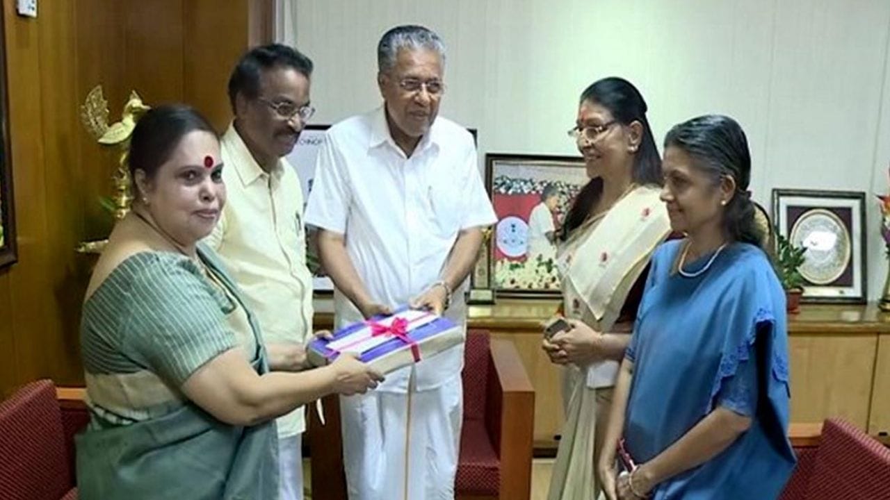 ഹേമ കമ്മിറ്റി റിപ്പോർട്ട് മുഖ്യമന്ത്രിക്ക് സമർപ്പിക്കുന്നു