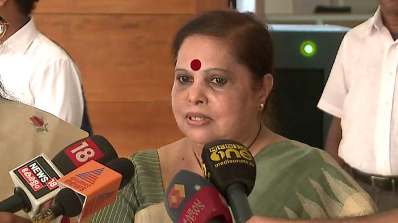 2017 ജൂലൈയിലാണ് സംസ്ഥാന സർക്കാർ റിട്ടേയർഡ് ജസ്റ്റിസ് കെ ഹേമയുടെ നേതൃത്വത്തിൽ ഒരു മൂന്നംഗ കമ്മീഷനെ നിയോഗിക്കുന്നത്. മുൻ ബ്യൂറോക്രാറ്റ് കെ ബി വത്സലകുമാരിയും മുതിർന്ന നടി ശാരദയുമാണ് കമ്മീഷനിലെ മറ്റ് രണ്ട് അംഗങ്ങൾ.