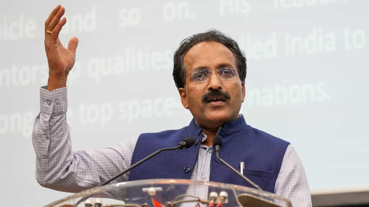 ISRO : നമ്മളെക്കാൾ പുരോഗതി പ്രാപിച്ച അന്യഗ്രഹ ജീവികളുണ്ടാവാം; അവരുമായുള്ള സമ്പർക്കം അപകടകരമെന്ന് ഐഎസ്ആർഒ ചെയർമാൻ ISRO : നമ്മളെക്കാൾ പുരോഗതി പ്രാപിച്ച അന്യഗ്രഹ ജീവികളുണ്ടാവാം; അവരുമായുള്ള സമ്പർക്കം അപകടകരമെന്ന് ഐഎസ്ആർഒ ചെയർമാൻ
